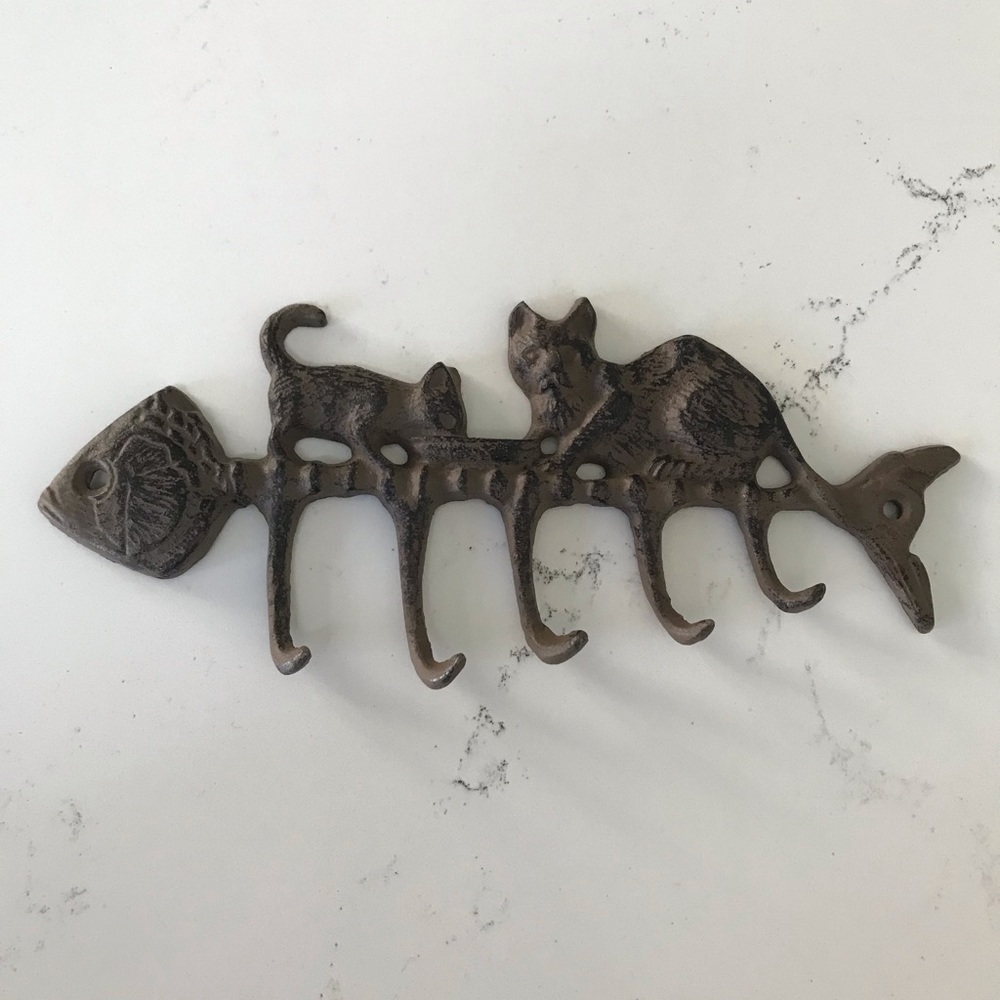 Kitten fishbone wall hook.